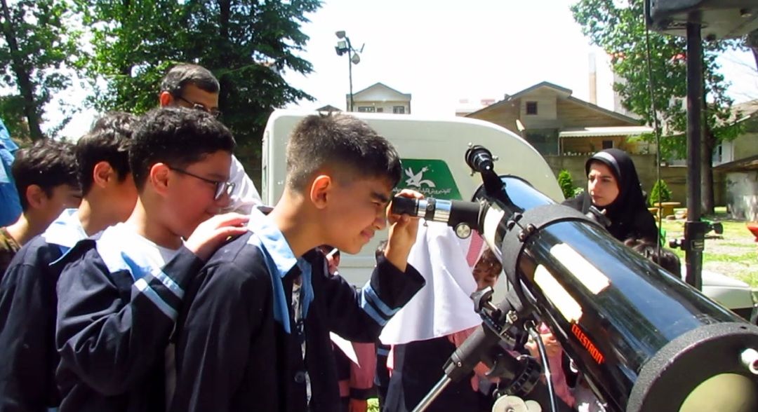 وقتی‌خورشید،در چشمان کودکان فومن‌ می‌درخشد