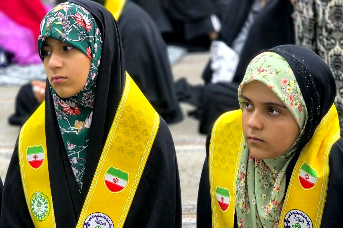 اعتکاف دانش‌آموزی رباط‌کریم با پرچم‌گردانی حضرت ابوالفضل(ع)