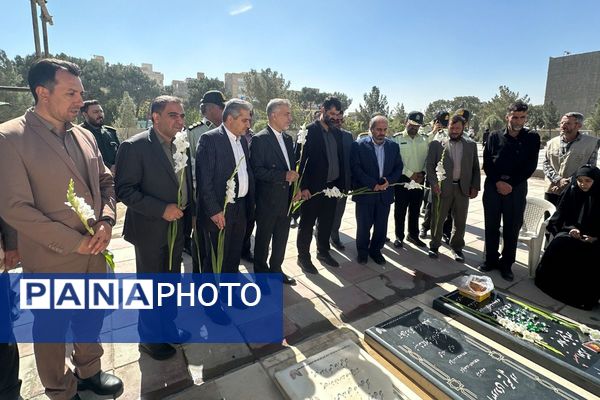 غبارروبی مزار شهدا در امام زاده حسن(ع) نسیم‌شهر