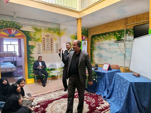  جلسه آموزش خانواده در دبیرستان نمونه اندیشه 