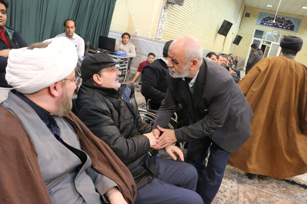نشست صمیمی‌ دانش‌آموختگان دبیرستان امام رضا(ع) قم در هیات خادم الرضا(ع)