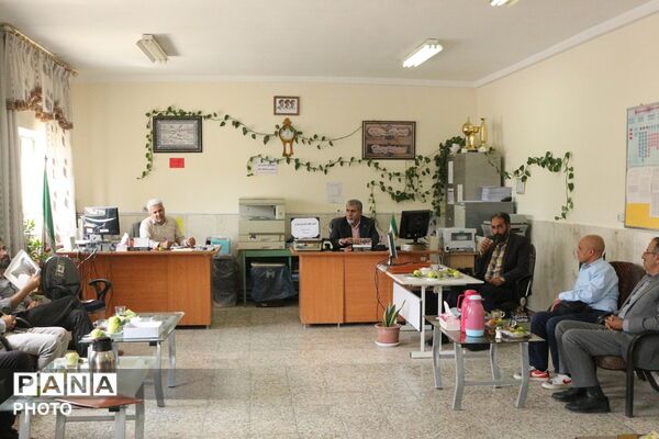 شورای دبیران دبیرستان شهید مطهری با محوریت آمادگی برای سال تحصیلی جدید