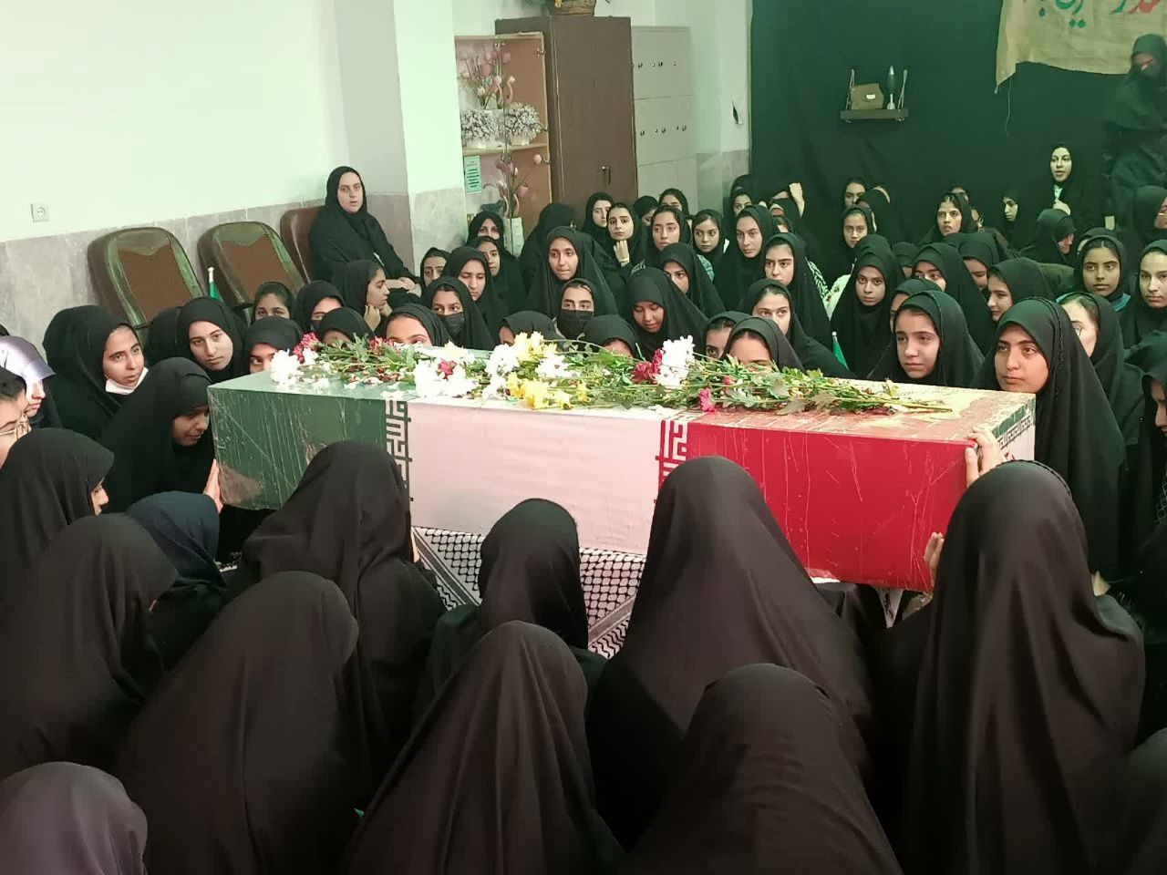 حضور شهید گمنام در دبیرستان دخترانه حضرت زینب(س) شهرستان بهاباد