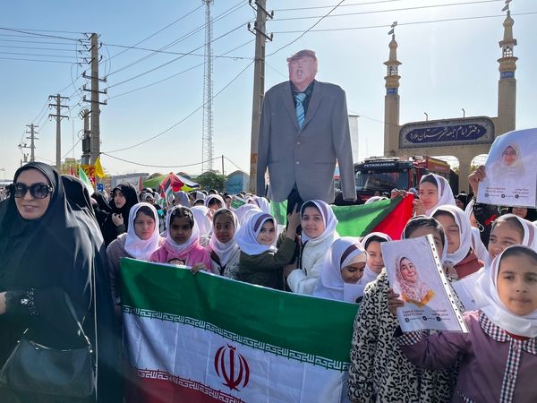 برگزاری مراسم راهپیمایی سیزده آبان با حضور دانش‌آموزان و مسئولین در ملارد