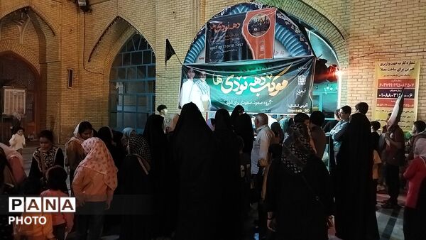 غرفه دهه نودی ها در هشتاد و پنجمین شب از اجتماعات مردمی حسینیه امام خمینی نیشابور 