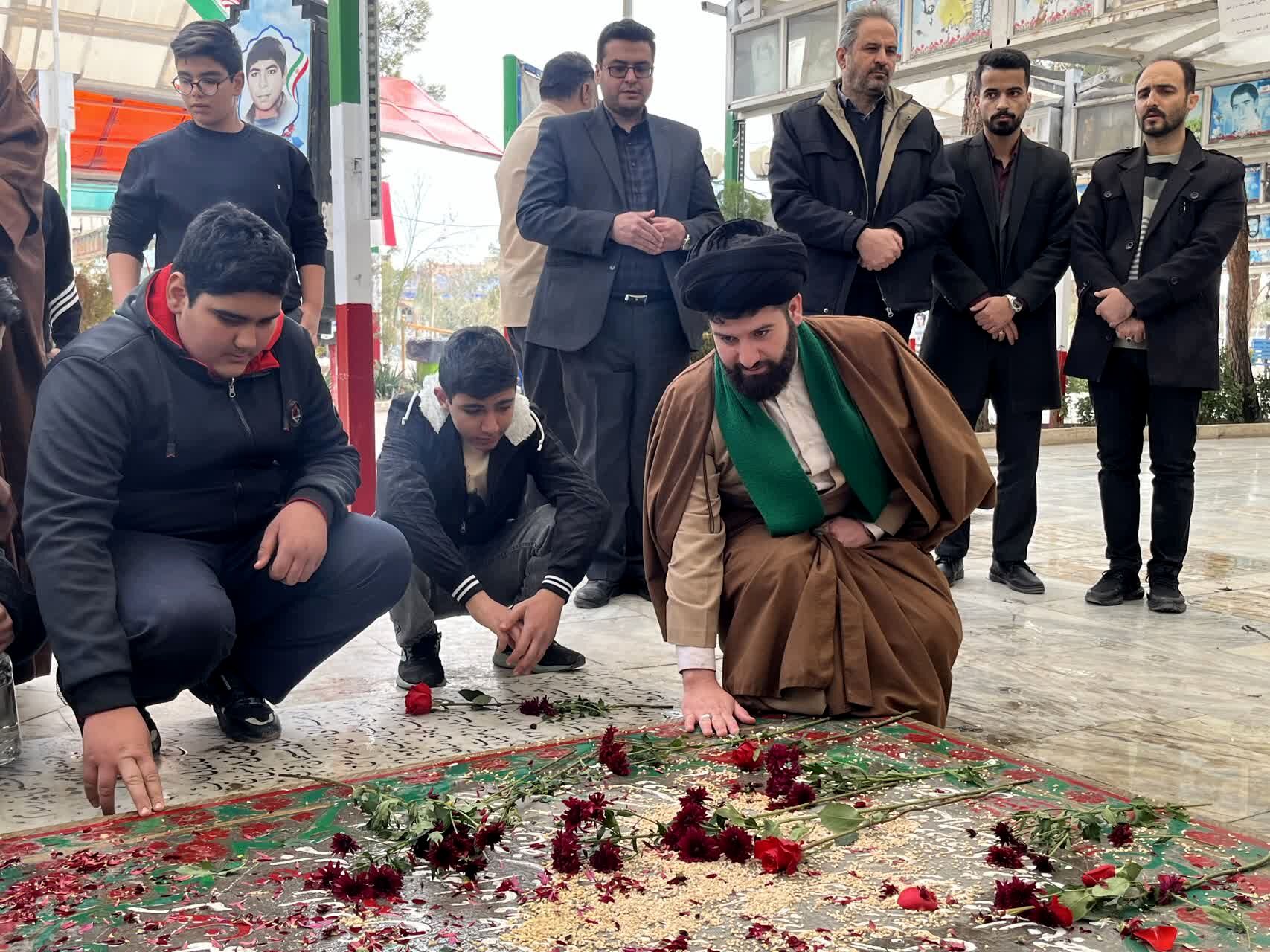 حرکت در مسیر شهدا الگوی برنامه‌های فرهنگی و تربیتی است