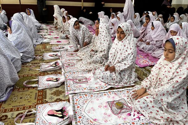 جشن‌نیمه متمرکز بهار بندگی و عبادت برای ۴۵۰ دانش‌آموز آباده‌ای