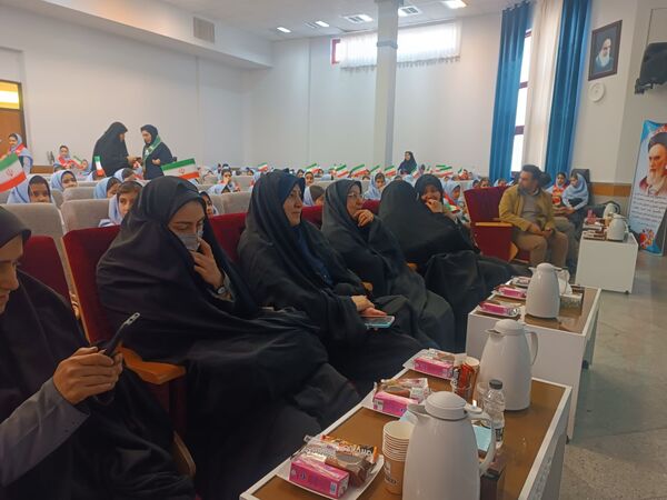 زنگ انقلاب در دبستان آرمینه مصلی‌نژاد