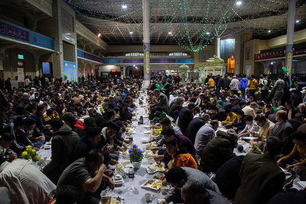 ضیافت افطاری ۲۵ هزار نفری حرم بانوی کرامت در شب میلاد کریم اهل بیت (ع)