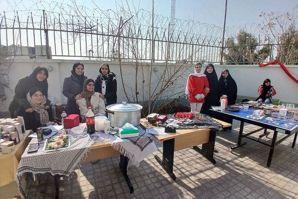 بازارچه فروش دبیرستان و هنرستان حدیث کسا ری یک به مناسبت دهه فجر