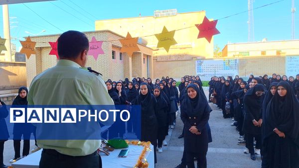 مراسم تجلیل از پرسنل زحمتکش  نیروی‌انتظامی در دبیرستان حضرت‌زینب(س) شهرستان لنده 