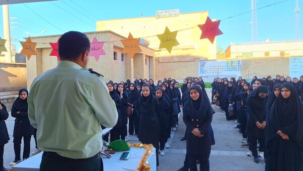 مراسم تجلیل از پرسنل زحمتکش  نیروی‌انتظامی در دبیرستان حضرت‌زینب(س) شهرستان لنده 