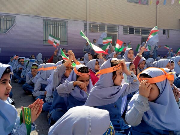 حال و هوای جشن ۲۲ بهمن در دبستان بهاردانش