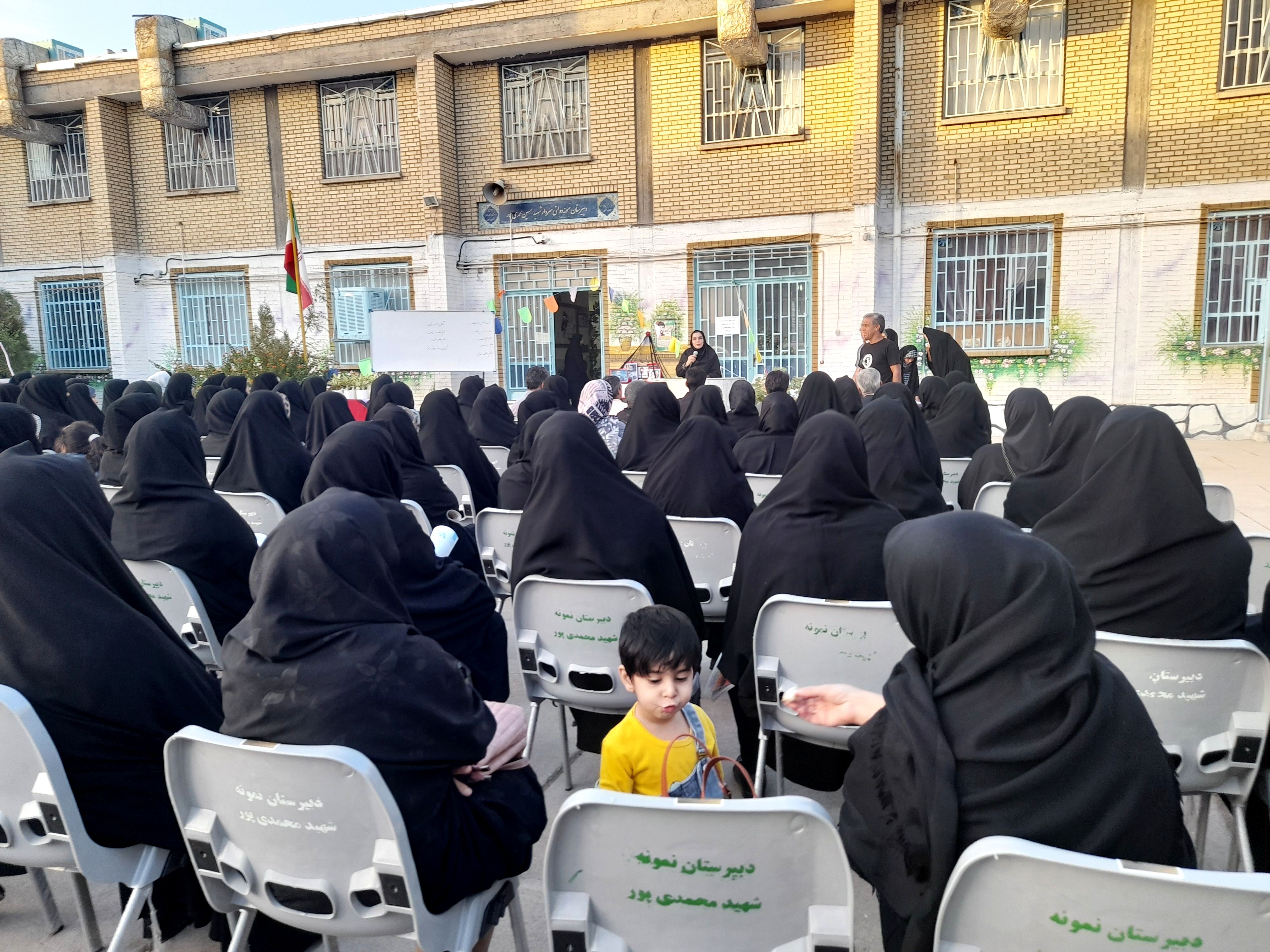 جلسه انجمن اولیا و مربیان در دبیرستان شهید محمدی‌پور