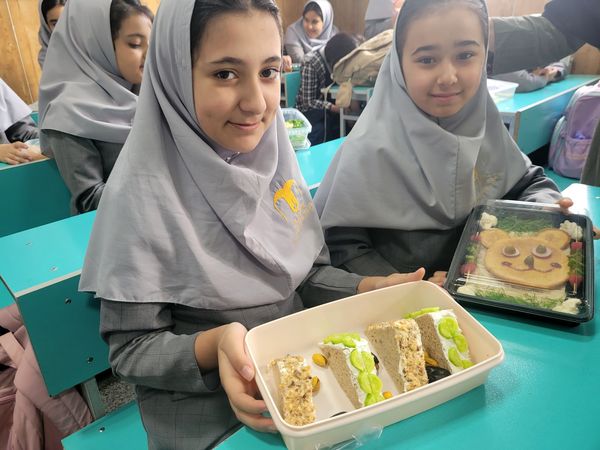 صبحانه سالم به‌مناسبت روز غذای سالم در دبستان مصلی نژاد حضرت زینب(س)