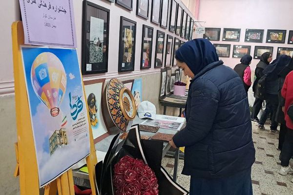 بازدید دانش‌آموزان و کادر آموزشی هنرستان کوثر ناحیه یک شهرری از نمایشگاه جشنواره فرهنگی هنری