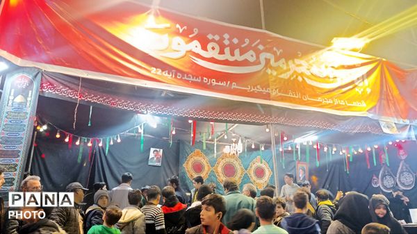 تجمع جوانان‌‌و‌نوجوانان‌در‌بیعت با رهبر انقلاب در نیشابور