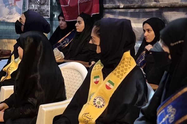 از کلاس درس تا خدمت؛ موکب بسیج و دانش‌آموزی پیشگامان جهاد تبیین و خدمت
