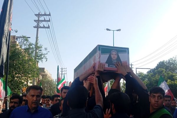 مراسم خاکسپاری شهیده دانش‌آموز «فاطمه موحدان» در یزد