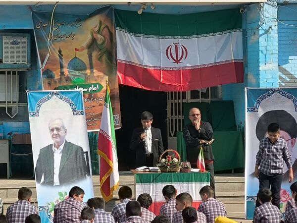 رونمایی از کتاب «روحانی که روحانی نیست» در دبیرستان باقریه