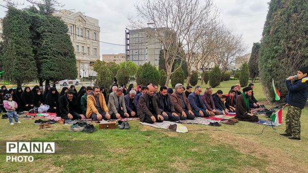  اقامه نماز ظهرِ روز طبیعت در جبهه خیابان