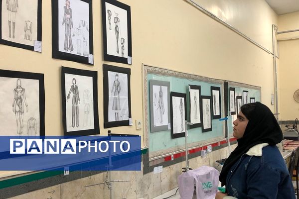 برپایی نمایشگاه آثار هنری دانش‌آموزان به مناسبت دهه فجر 