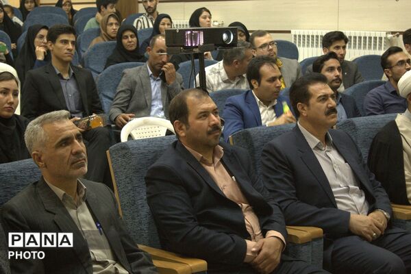 آیین تقدیر و تجلیل از معلمان و دانش‌آموزان برگزیده بام و صفی آباد