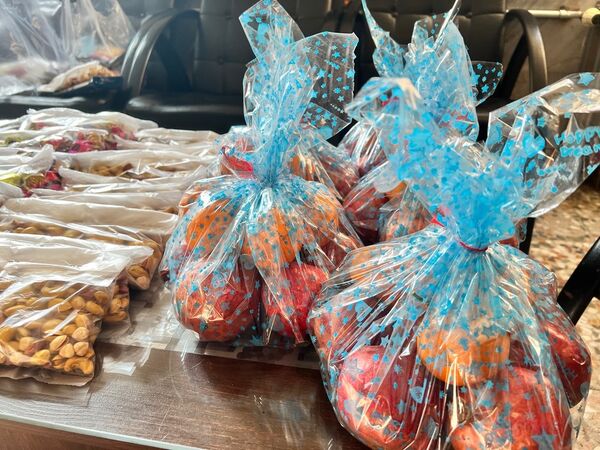 اهدای پک‌های شب یلدا به دانش‌آموزان کم برخوردار دبستان المهدی ناحیه یک کرج