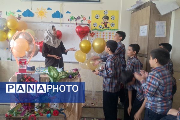 معلم مشعل دانش و چراغ هدایت است