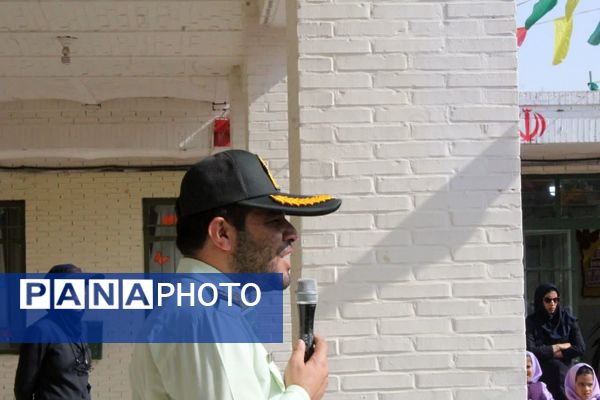 حضور پلیس در دبستان فاطمه‌الزهرا برای آموزش پیشگیری از آسیب‌های اجتماعی