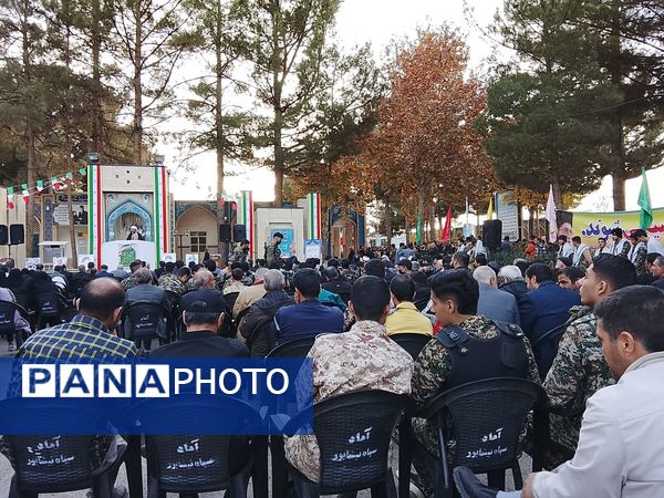 غبارروبی و عطرافشانی گلزار مطهر شهدا در نیشابور 