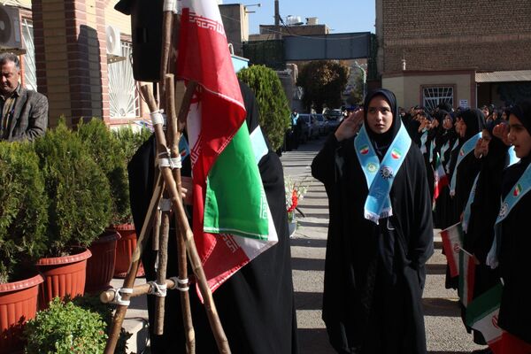 جوشش غیرت و همدلی دانش‌آموزان رباط‌کریم در مراسم وطن‌یار