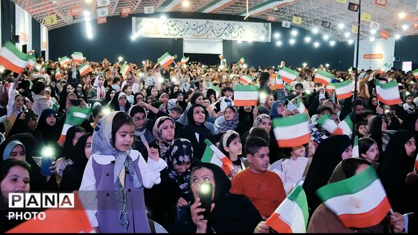 احسان و آقای مدرس در محفل یادبود ۲۴۰۰ شهید خراسان جنوبی