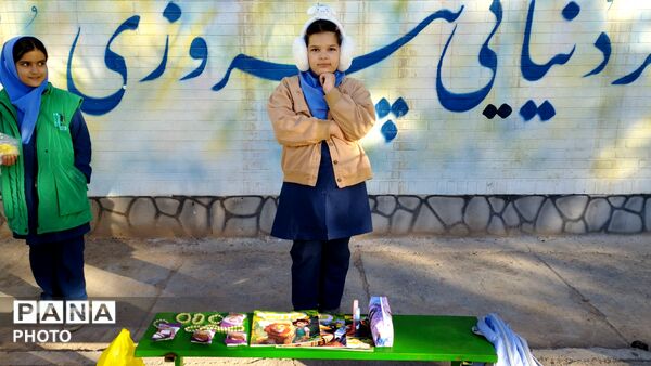 بازارچه دانش آموزی در مدرسه فرهنگ سردار شهید عبدی خلیل آباد