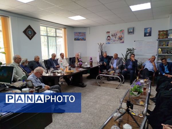 نشست هم‌اندیشی پیشکسوتان امورتربیتی با معاون پرورشی  و تربیت بدنی کاشمر