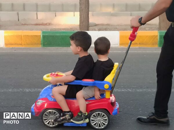 مشقِ عشق با پاهای کوچک روایت زائران خردسال کاشمر