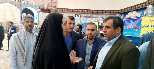 برپایی میز خدمت ادارات در مصلای نماز جمعه شهرستان محمودآباد