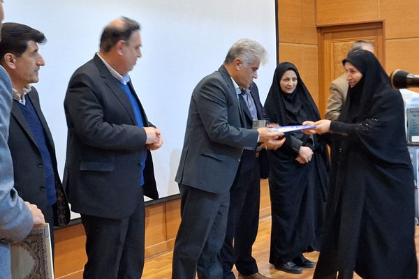 آیین تقدیر از انجمن‌های اولیا و مربیان برتر و تبیین فرآیند انتخابات شورای انجمن اولیا و مربیان ناحیه یک شیراز 