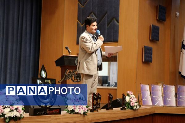 قدردانی از افتخارآفرینان متوسطه اول ناحیه ۶ در یازدهمین دوره جشنواره خوارزمی