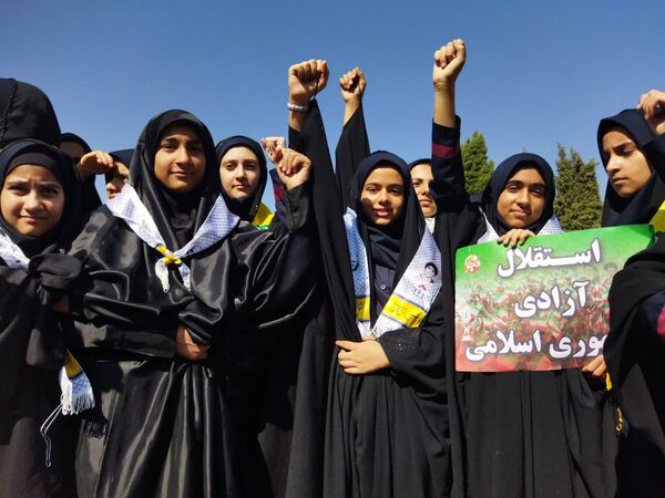 روز دانش‌آموز، روز خروشِ آگاهی و شادابی