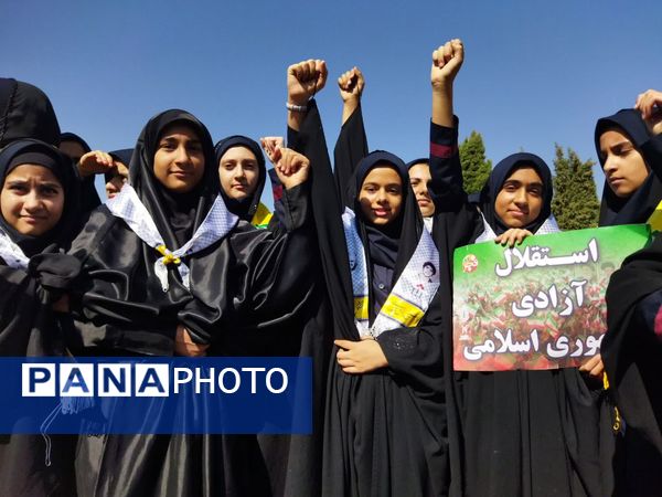 روز دانش‌آموز، روز خروشِ آگاهی و شادابی