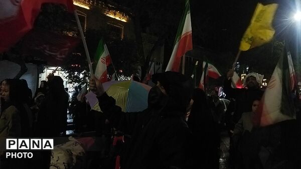 حضور وطن دوستان  نیشابوری زیر باران رحمت در سی و هشتمین شب از اجتماعات مردمی 
