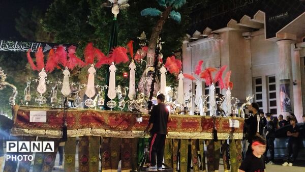 مراسم زنجیر زنی در شب تاسوعای حسینی در حسینیه امام خمینی(ره)نیشابور
