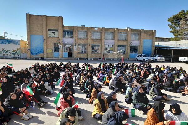 بزرگداشت دهه فجر در دبیرستان شاهد فیض ناحیه 3 شیراز