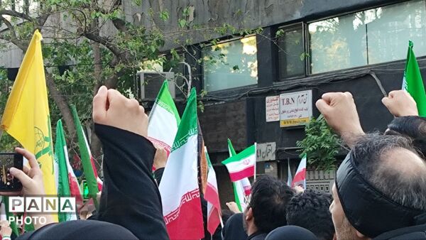 مردم تهران به احترام چهلمین روز از شهادت رهبر شهید ایستادند