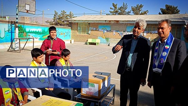 مدرسه میثاق کاشمر شاهد رقابت انتخاباتی دانش آموزان برای مدیریت مدرسه بود