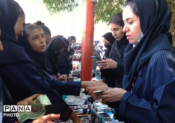 نمایشگاه هنر آفرین ،فروش محصولات و صنایع دستی در دبیرستان عزت طلایی 
