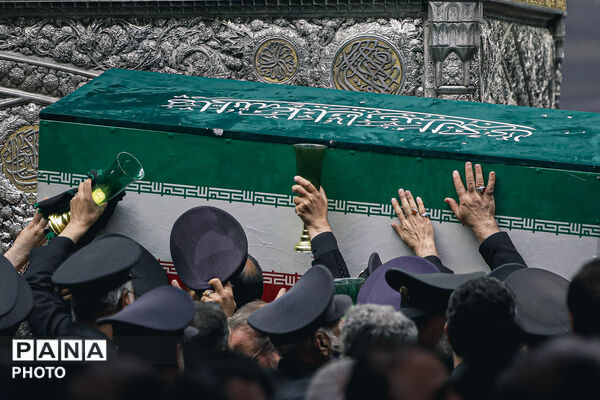 طواف پیکر رهبر شهید انقلاب بر گرد ضریح مطهر امام رضا علیه‌السلام