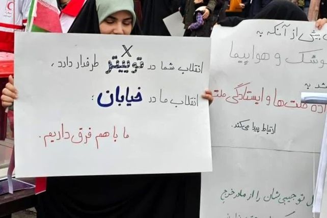 حضور پرشور مردم مشهد در راهپیمایی ۲۲بهمن 