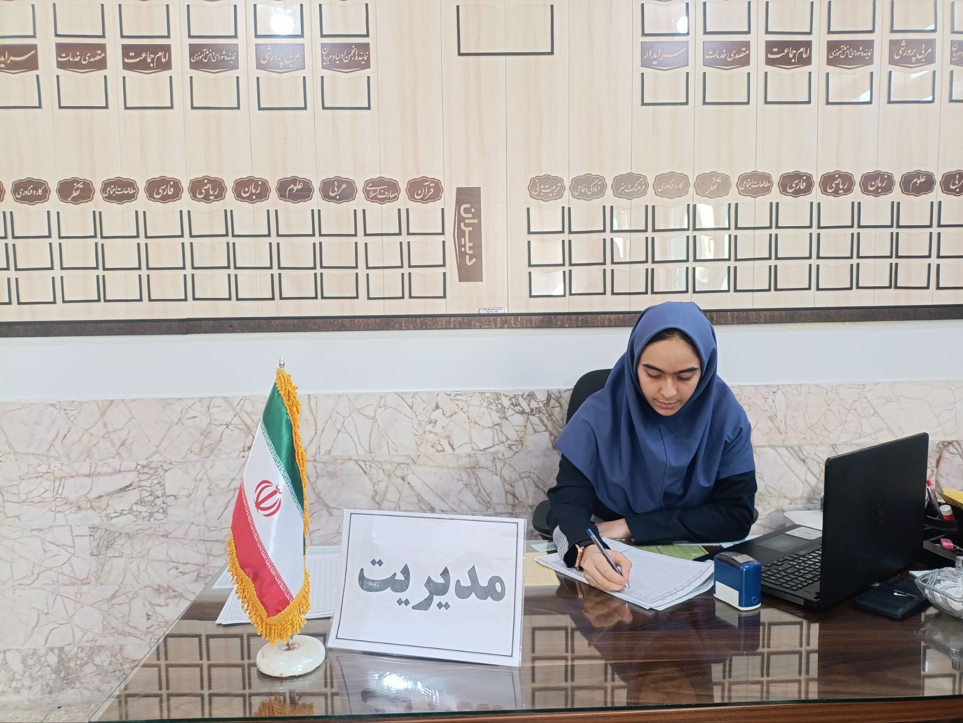 همدلی و همکاری دانش‌آموزان در اجرای طرح مدام دبیرستان دکتر جواد حداد ۲ 